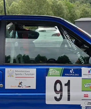Fragment błękitnego samochodu rajdowego z numerem 91 i nalepkami sponsorów podczas 11. Hill Climb Limanowa.