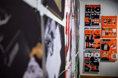 Tarnowskie dyplomy w jednym kadrze - Misz Masz łączy grafikę z modą